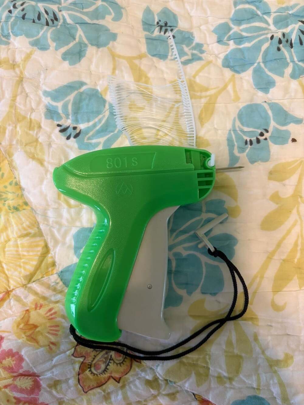 EUC Caihong Clothing Tag Gun 801S Green Plastic Price Labeling Machine